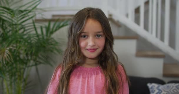Porträt Eines Kaukasischen Mädchens Das Die Kamera Blickt Und Lächelt — Stockvideo