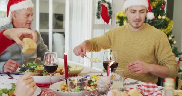 Feliz Família Caucasiana Multi Geração Vestindo Chapéus Papai Noel Tendo — Vídeo de Stock