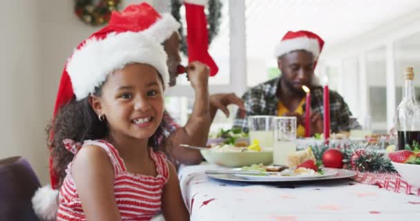 Retrato Una Niña Afroamericana Sonriente Con Sombrero Santa Celebrando Comida — Vídeos de Stock