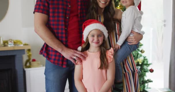 Heureuse Famille Caucasienne Portant Des Chapeaux Père Noël Regardant Caméra — Video