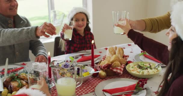 Feliz Familia Caucásica Multi Generación Usando Sombreros Santa Teniendo Comida — Vídeos de Stock