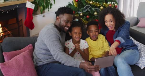 微笑着的非洲裔美国家庭有视频呼叫和手势 背景圣诞装饰 全家在家里共度圣诞节和共度佳节 — 图库视频影像