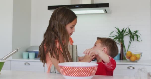 Feliz Hermana Caucásica Hermano Jugando Juntos Con Masa Cocina Tiempo — Vídeos de Stock