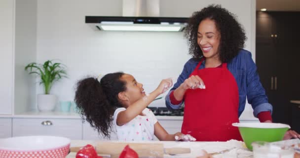 Glad Afrikansk Amerikansk Mor Och Dotter Använder Tablett Och Bakning — Stockvideo