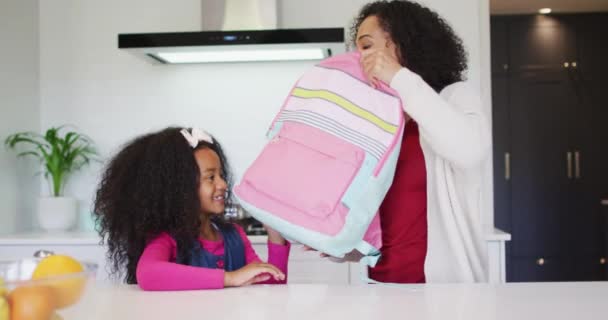 Счастливая Африканская Американская Мать Отправляется Своей Дочерью Школу Семейное Время — стоковое видео