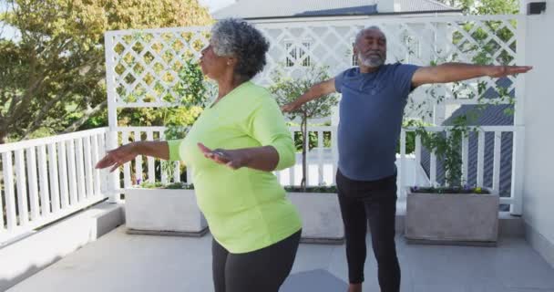 Animation Relaxed African American Senior Couple Εξάσκηση Γιόγκα Στο Αίθριο — Αρχείο Βίντεο