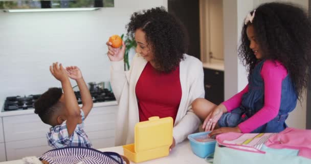 Felice Madre Afroamericana Che Prepara Pranzo Bambini Scuola Famiglia Tempo — Video Stock