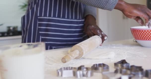 Руки Афроамериканського Чоловіка Використовуючи Борошно Готують Тісто Кухні Життя Перебування — стокове відео