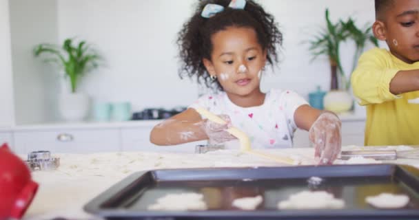 Heureux Frères Sœurs Afro Américains Désordonnés Faire Des Biscuits Ensemble — Video