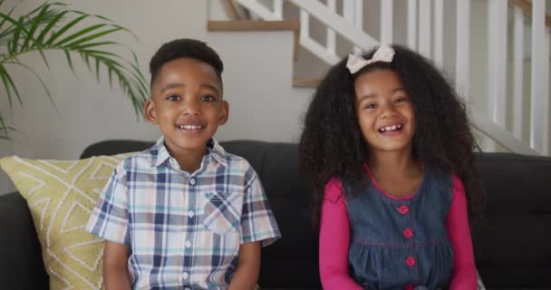 Afroameričtí Sourozenci Sedí Pohovce Dívají Kamery Usmívají Dětství Volný Čas — Stock video