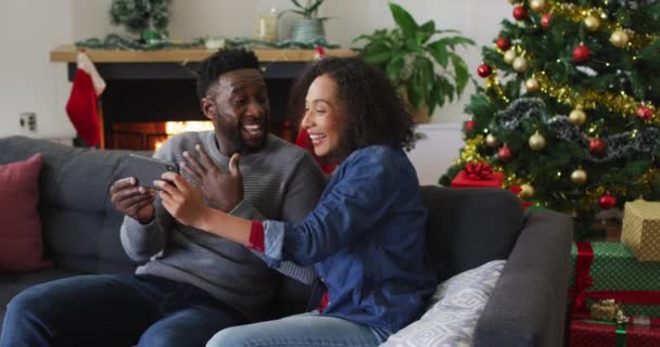 Couple Afro Américain Souriant Ayant Appel Vidéo Des Gestes Décorations — Video