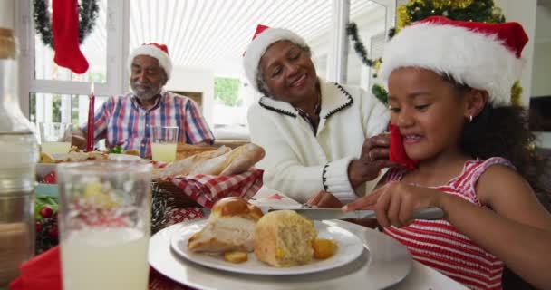 Glad Afrikansk Amerikansk Flicka Bär Tomte Firar Semester Måltid Med — Stockvideo