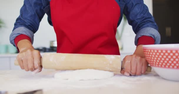 非洲裔美国女人的手在厨房里掏出面团 生活方式 在家里消磨时间 — 图库视频影像