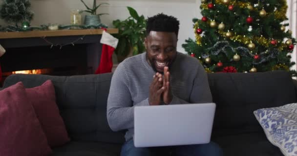 Souriant Homme Afro Américain Ayant Appel Vidéo Envoyer Des Baisers — Video