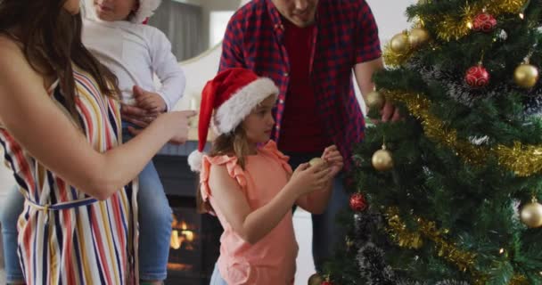 Kaukázusi Lány Télapó Sapkában Karácsonyfát Díszít Karácsonyi Hagyományok Ünnepség Nyaralás — Stock videók