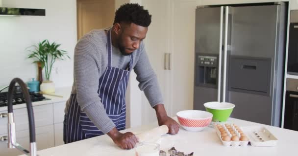 Skupiony Afrykańczyk Używający Mąki Przygotowujący Ciasto Kuchni Styl Życia Spędzanie — Wideo stockowe