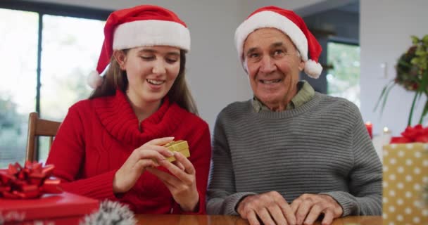 Šťastný Kavkazský Starší Otec Dospělá Dcera Nosí Klobouky Santa Clause — Stock video