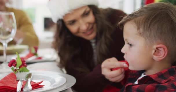 Mutlu Kafkasyalı Anne Noel Masasında Oğlunun Ağzını Siliyor Aile Noel — Stok video