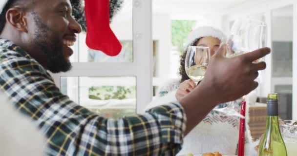 Feliz Pareja Afroamericana Vistiendo Sombreros Santa Celebrando Cocina Navidad Familiar — Vídeos de Stock