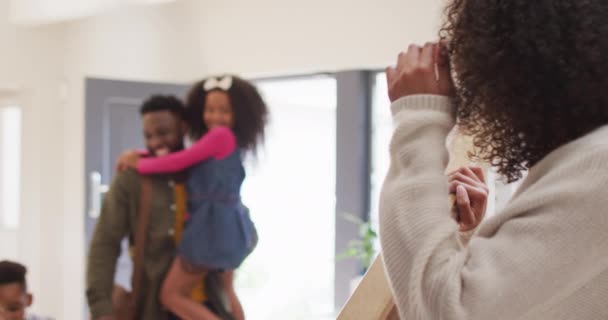 Feliz Padre Afroamericano Volviendo Casa Abrazándose Con Los Niños Sonriendo — Vídeos de Stock