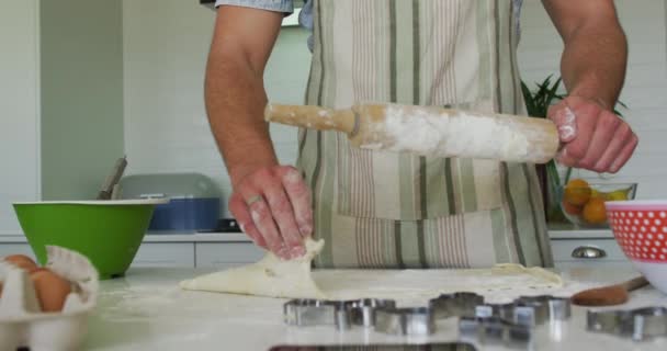 Sección Media Del Hombre Caucásico Rodando Masa Para Hornear Cocina — Vídeo de stock