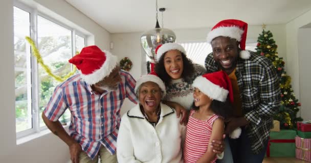 Χαρούμενη Αφροαμερικάνικη Οικογένεια Πολλών Γενεών Που Φοράει Καπέλα Σάντα Φωτογραφίζοντας — Αρχείο Βίντεο