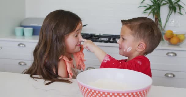 Glückliche Kaukasische Schwester Und Bruder Spielen Zusammen Mit Teig Der — Stockvideo