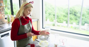 Kadın fırıncı mutfak penceresinden süzme, unu kaseye eleme, hamuru pişirmek için çırpma. Ev yemeği, aşçılık, yemek hazırlama, köy tarzı, taze malzemeler, doğal ışık.