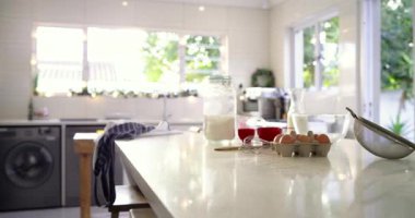 Kayıt başladığında, kamera tezgahın üstünde un kavanozu ve pişirmek için yumurtalar ile dönüyor. Mutfak, pişirme, malzemeler, aşçılık, yemek hazırlama, konforlu, kırsal