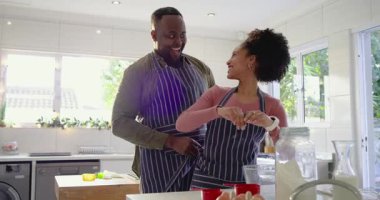 Mutfak tezgahında önlük bağlayan, un ölçen ve süt döken Afro-Amerikan bir çift vardı. Romantik, samimi, evcil, rahat, neşeli, takım çalışması, kırsal