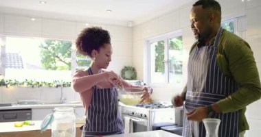 Mutfak adasında yumurtaları karıştırdıktan sonra çeşitli çiftler kek hamuru çırpıyor. Romantik, evcil, neşeli, enerjik, aşçı, işbirliği, samimi