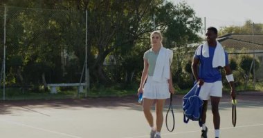 Tenis kortunda taktik olarak tablet kullanan çeşitli tenis takımlarını sallayarak koçluğa doğru yürüyorlar. Sporcular, takım çalışması, antrenman, spor, spor, spor, açık hava, motivasyon