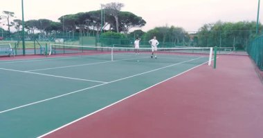 Topun yere düşmesi, çeşitli erkek arkadaşlarının koşmasına, volta atmasına, dışarıda yürüyüş yapmasına, raketlere yol açtı. Sporcular, takım çalışması, rekabet, eğlence, aksiyon, spor, eğlence