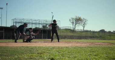 Afrika kökenli Amerikalı vurucu beyzbol sahasında yakalayıcı sinyalini kaçırıyor ve ilk kaleye doğru koşuyor. Atletik, takım çalışması, açık hava, rekabetçi, sportmenlik, aktivite, enerjik