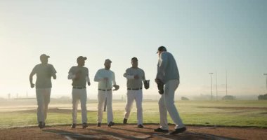 Şafak vakti koç ve erkek oyuncular kale levhasına doğru koşuyorlar. Sopayla antreman pozisyonu alıyorlar. Spor, antrenman, takım çalışması, koçluk, atletizm, açık hava, motivasyon