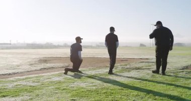 Düdüklü erkek koç ve buz gibi iç sahada ısınan oyuncular beşlik çakıyor. Atletik, takım çalışması, fitness, açık hava, aktif, motivasyon, disiplin