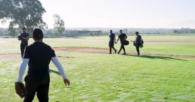 İkinci oyuncunun takım arkadaşlarına yaklaştığını, eldivenlerini vurduğunu, tokalaştığını ve elmastan uzaklaştığını gördüm. Sporcular, takım çalışması, açık hava, sportmenlik, dostluk, eğlence, enerjik