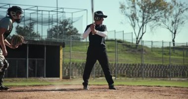 Erkek vurucu kaleye her gelişinde vuruşunu yapıyor, koşucu yakalayıcının arkasında. Sporcu, spor, aksiyon, açık hava, rekabetçi, dinamik, hareket