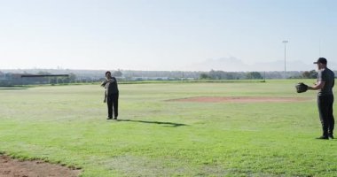 Dış saha oyuncusu, takım arkadaşları arasında top dönüşüne başlama hareketini tamamlıyor. Atletik, takım çalışması, performans, açık hava, boş zaman, spor, gündelik