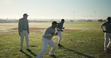 Koç ıslık çalan beysbol takımının kozalakların arasından geçerek talim yapmasından kaynaklanıyor. Sporcular, antrenman, atletizm, açık hava, motivasyon, takım çalışması, disiplin