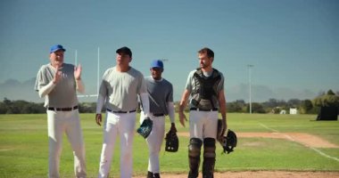 Çeşitli erkek takım arkadaşları, final kaydından sonra son sınıf öğrencisinin atıcı tümseğinden topallayarak inmesine yardım ediyor. Takım çalışması, yoldaşlık, destek, kutlama, sportmenlik, atletizm, birlik