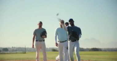 Farklı erkek beyzbol oyuncuları sahada ısınıyor. Sahaya çıkıyorlar. Eldivenlerini sallıyorlar. Atletizm, takım çalışması, sportmenlik, açık hava, enerjik, rekabetçi, antrenman