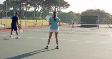 Top fırlatma, çeşitli tenis partnerleri servis etme, tenis kortunda voleybol şampiyonluğu. Atletik, takım çalışması, rekabet, açık hava, canlı, aktif, spor