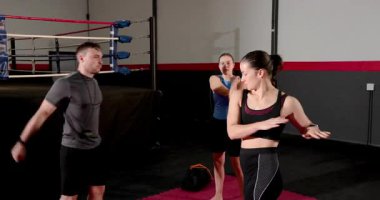 Kol sallamalarına, ısınma turlarına liderlik ederek ve güreş ringinden önce kırmızı mindere kafa sallayarak başlıyoruz. Fitness, egzersiz, antrenman, esneme, egzersiz, güç, esneklik