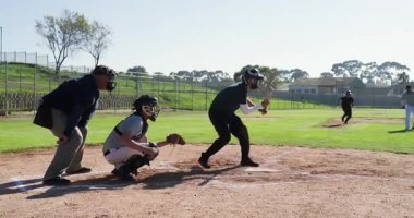 Atıcının atış yapması tetikleyiciyi kaleye doğru kaydırıyor ve tutucu hücum vuruşu yapıyor. Atletizm, rekabet, sportmenlik, aksiyon, takım çalışması, açık hava, dinamik