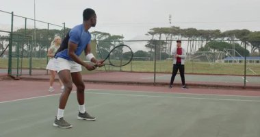 Çeşitli çiftler topu takip ediyor, kale çizgisini karıştırıyor, antrenör sinyali olarak voleybol oynuyor. Atletik, takım çalışması, açık hava, rekabet, antrenman, aksiyon, spor