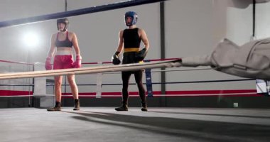 Hakem işaretiyle boksör kadın boksör zaferi kutluyor. Koçla boks ringinde ayak çalışması yapıyorlar. Sporcular, antrenman, dinamik, güç, rekabet, fitness, motivasyon