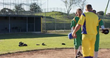 Maç sonrası tokalaşma, rakiplerini sahada selamlama, yaralı oyuncuya eşlik etme. Atletizm, takım çalışması, sportmenlik, dostluk, rekabet, açık hava, coşku