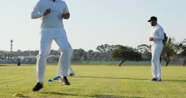 Koç koni dansını oyuncu külahı olarak işaret ediyor sonra koç gösteri yapıyor, sıradaki oyuncu giriyor. Eğitim, spor, açık hava, taktik, hassasiyet, çeviklik.