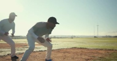 Zıplayarak ve sürterek, çevik ayak talimi yapan çeşitli beyzbol oyuncuları. Atletik, takım çalışması, antrenman, açık hava, canlı, performans, yarışma